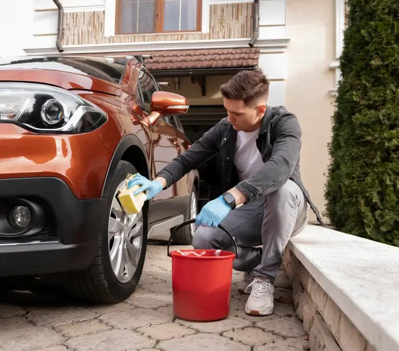 Lavage auto à domicile Saint-Sulpice-le-Guérétois : professionnel intervenant sur un véhicule